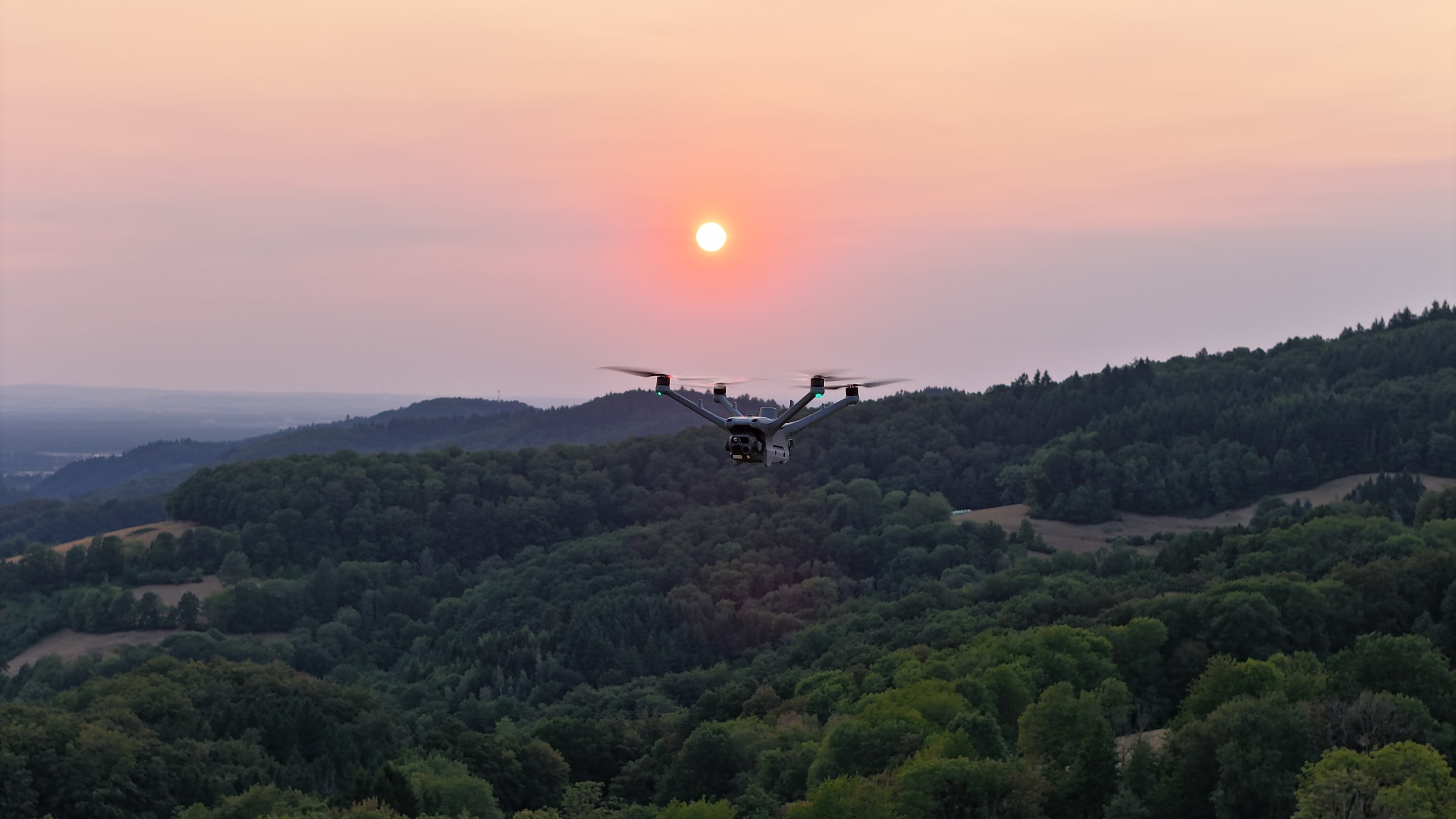 Drohne über der Odenwälder Landschaft bei Sonnenuntergang